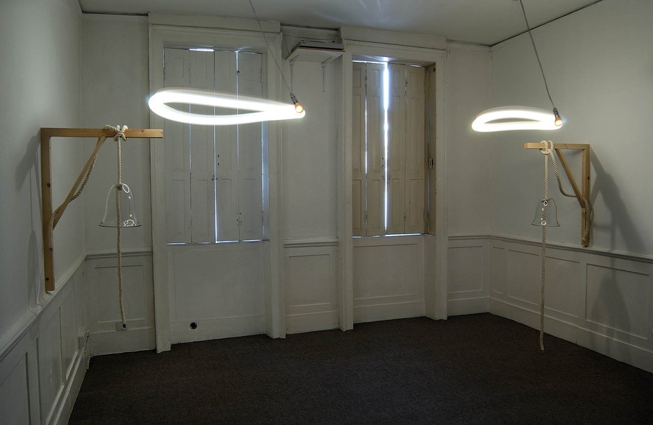 Emma Woffenden: Locked Rooms. No Horizon, part 3, 2004. The new layout of the Swinging around piece caused the work to make a new tighter circular movement.