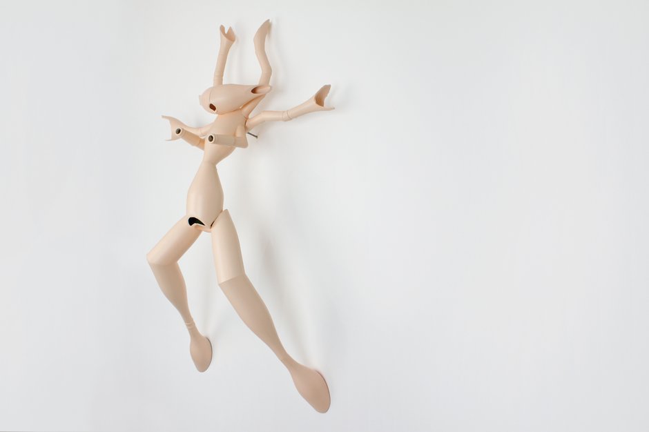 Emma Woffenden: Figurative work made from glass bottles, 2009. Sister, wall version
240 × 102 × 80 cm
Wood, glass bottles, paint